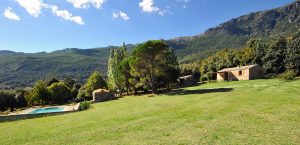 Vue des bergeries en location à Sisco